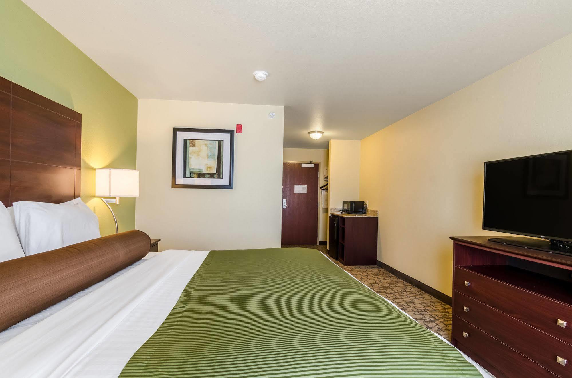 Cobblestone Hotel & Suites - Mccook Exterior photo